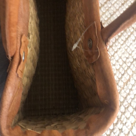 Gorgeous brand new straw tote bag. 14x10 suede handles - Picture 4 of 9